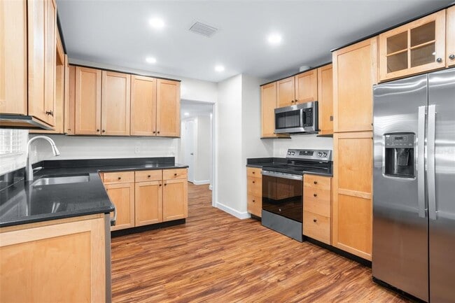 Building Photo - 516 Baxter St