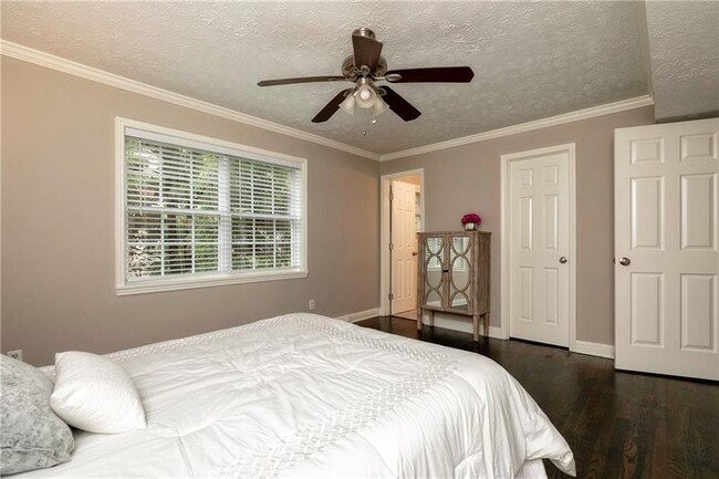 Building Photo - 21 Delmont Dr NE