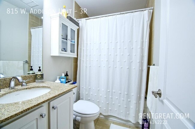 Building Photo - 815 W Addison St