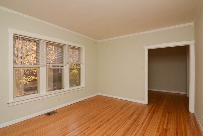 Building Photo - 629.5 W Barry Ave