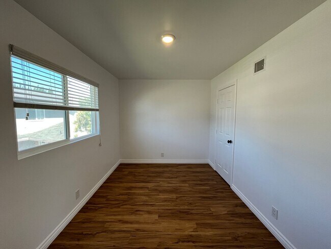 Building Photo - Freshly prepped 5BR in Simi w/downstairs b...