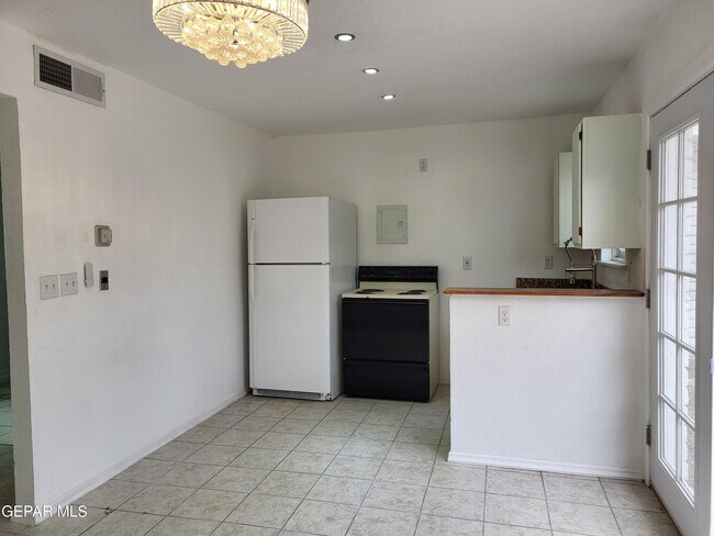 Building Photo - 806 Cortijo Dr