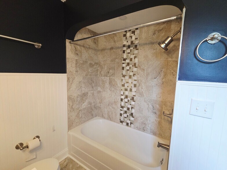 2nd Floor Bathtub - 6323 Heitzler Ave
