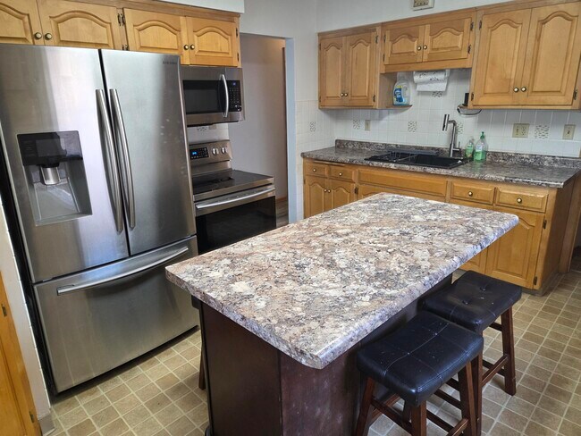 Building Photo - 2306 S 85th St