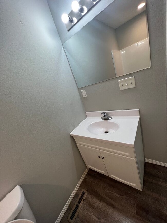Building Photo - 3 Bed 2 Bath House