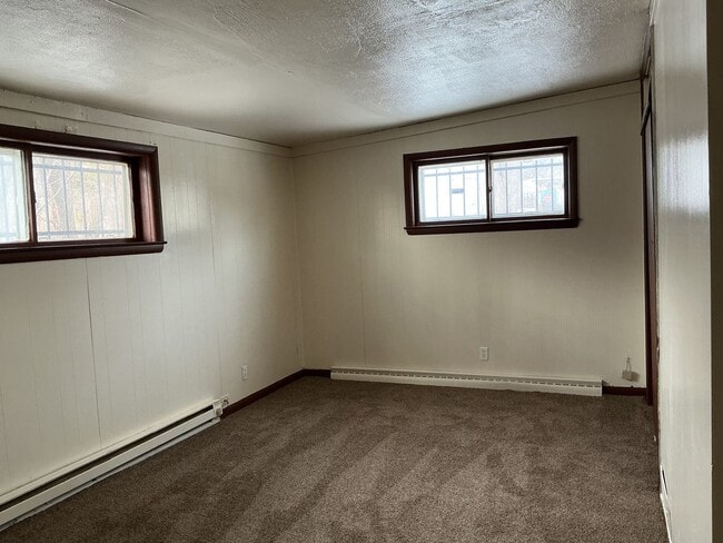 Building Photo - 4 Bedroom Single Family Home