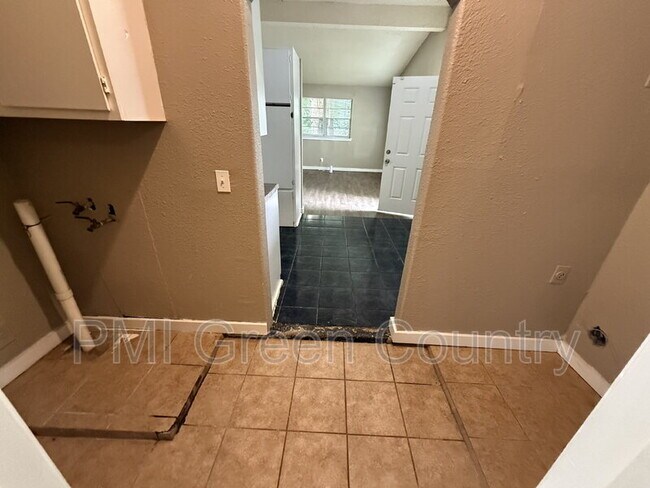 Building Photo - 5513 N Johnstown Ave