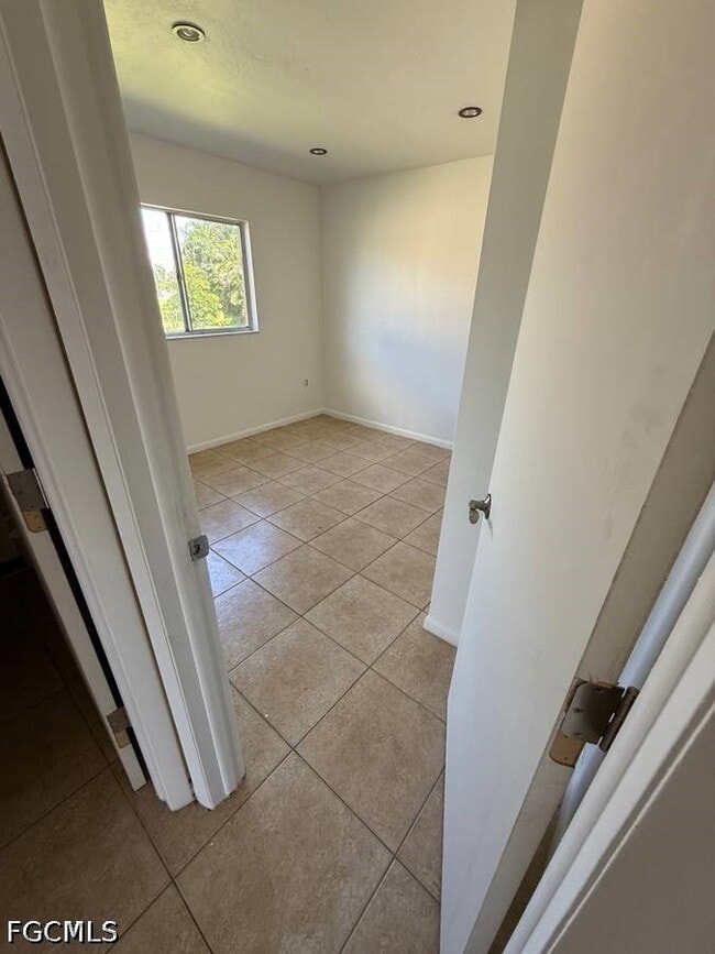 Building Photo - 537 SE 6th Pl