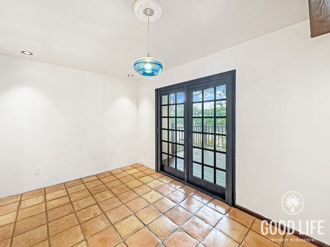 Building Photo - Stunning 2B/2.5BA Townhouse w/ W/D, Private Balconies & Pool!