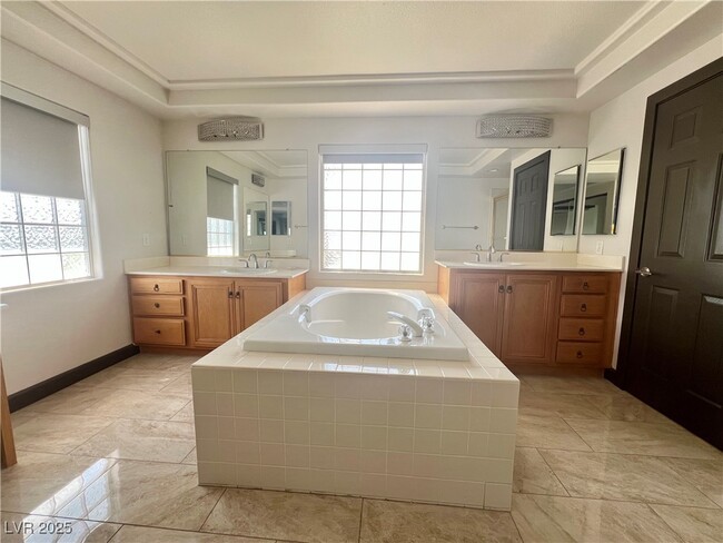 Building Photo - 604 Celso Ct