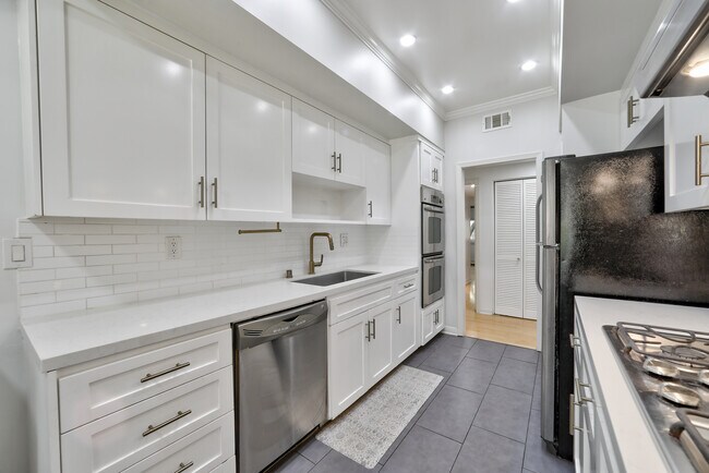 Building Photo - 11939 Gorham Ave