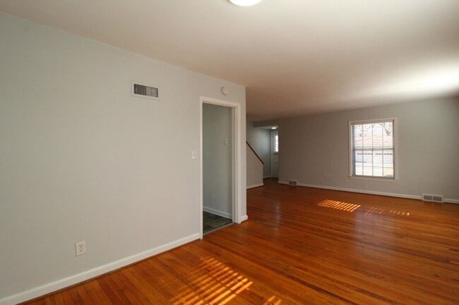 Building Photo - April FREE On This 2 Bedroom 2 Bath Duplex In The Waldo Area
