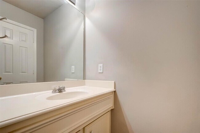 Building Photo - 1718 Redwing Cove Dr