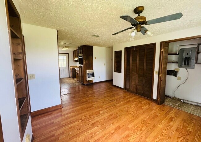 Building Photo - 572 Lexington Dr