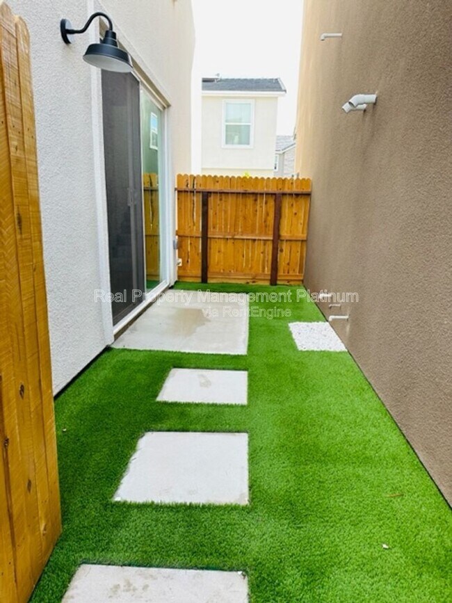 Building Photo - 2879 E Teaberry Dr