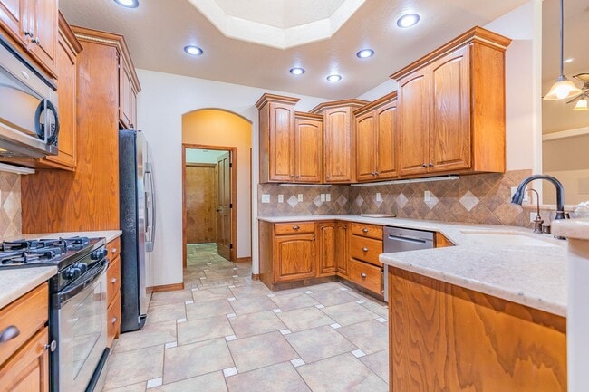 Building Photo - Beautiful Spacious 4 bedroom 2 bath House!