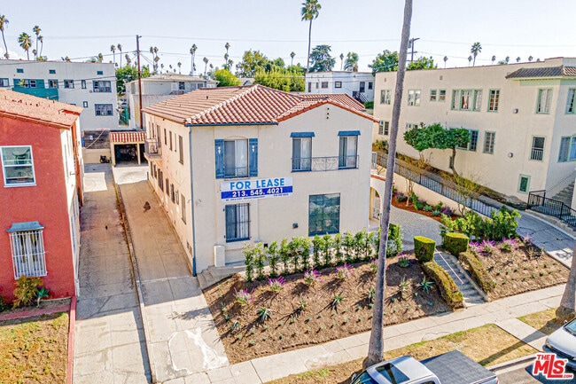 Building Photo - 1152 S Bronson Ave