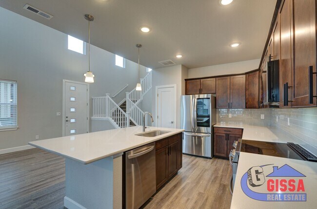 Building Photo - Beautiful, modern townhouse with primary b...