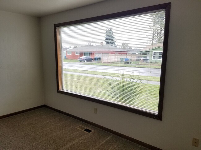 Building Photo - 2415-2425-2425 Wooddale Ave NE