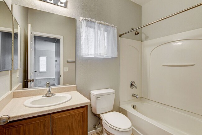 Building Photo - Beautiful 4 bedroom 3 bath home in Mountai...