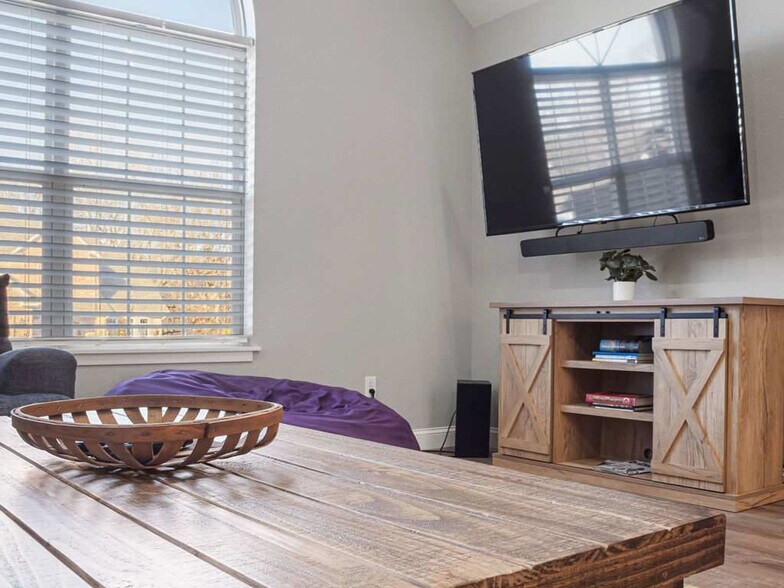 Building Photo - 403 Willington Ln