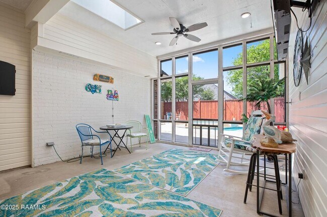 Building Photo - Beautifully updated 4-bedroom, 3-bath prop...