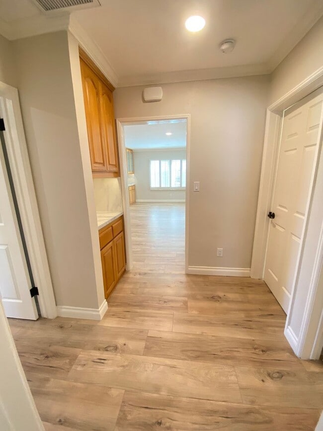 Building Photo - Beautifully Remodeled 3 Bedroom Naples Hou...