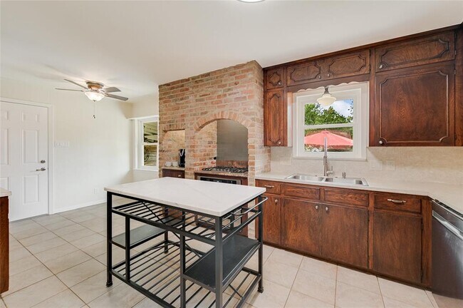 Building Photo - 1300 Clearfield Dr