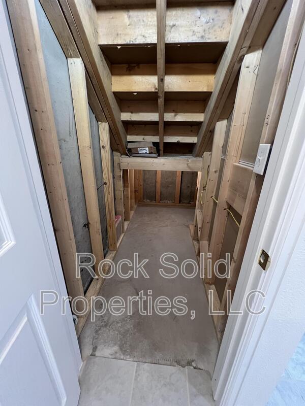 Building Photo - 405 E 5th St