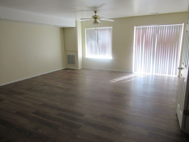 Building Photo - Townhome in CDA!