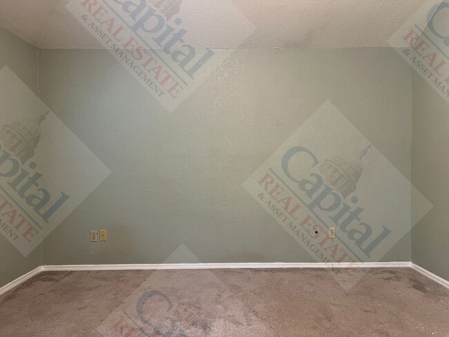 Building Photo - Charming 3 Bedroom