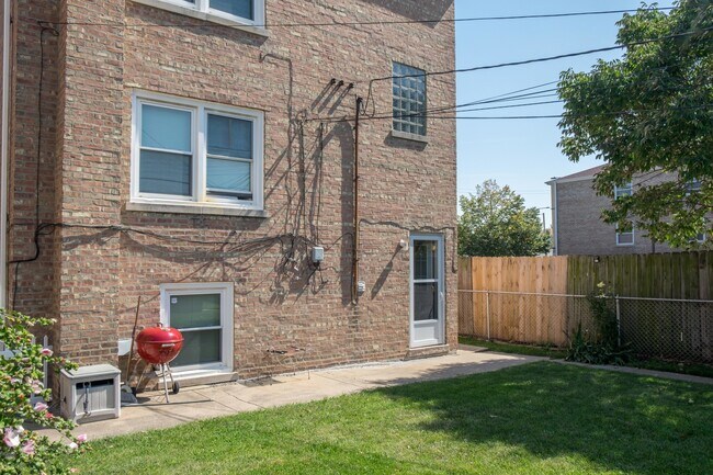 Building Photo - 5520 S Pulaski Rd