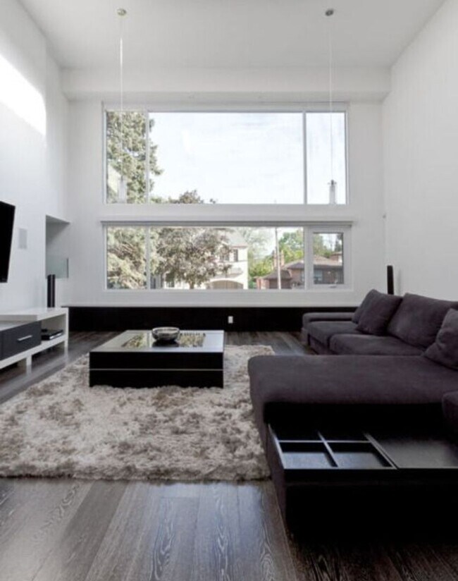 Building Photo - Luxury Rental With A River View