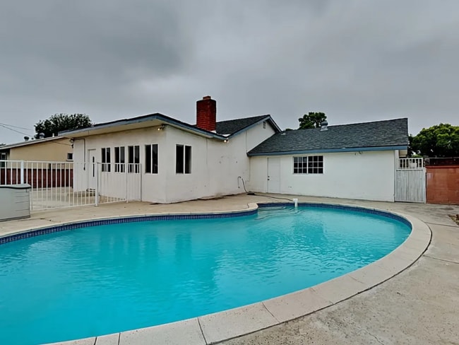 Primary Photo - 1341 W D St