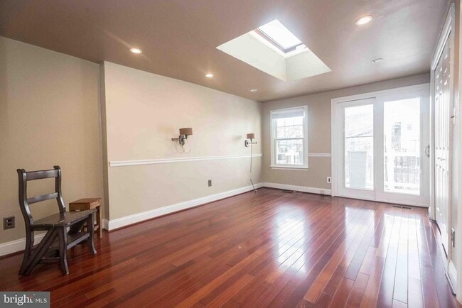 Building Photo - 730 6th St NE