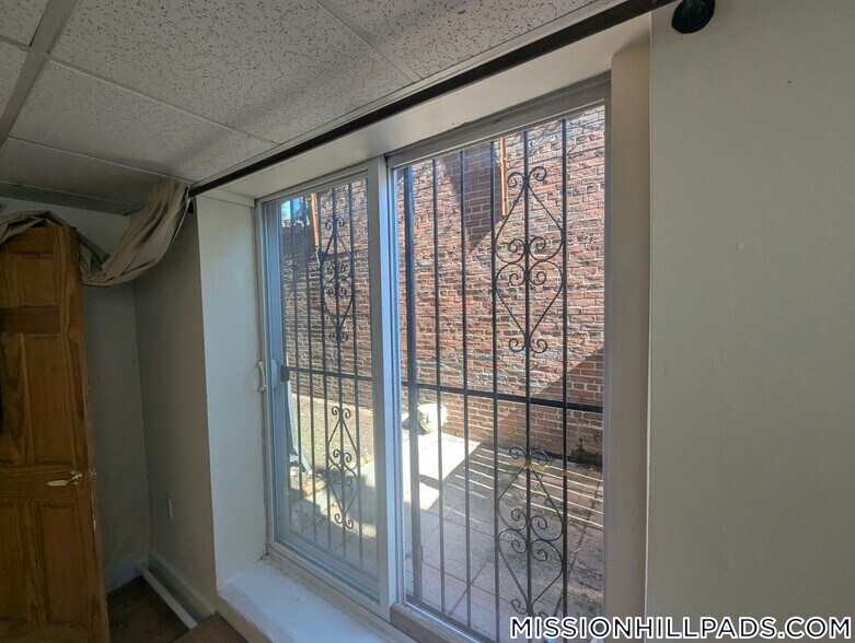 Building Photo - 352 Riverway