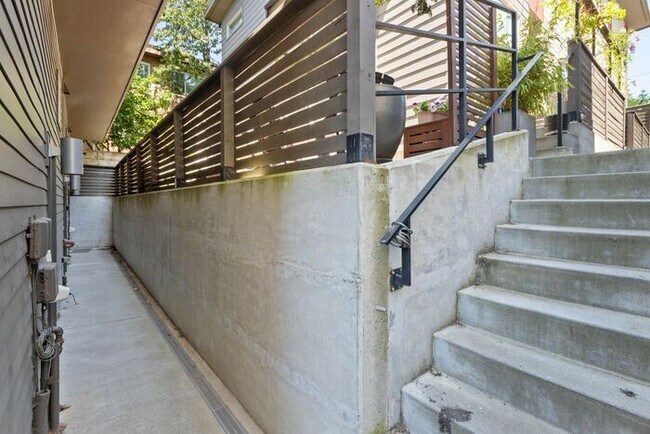 Building Photo - Air Conditioned West Seattle Live/Work Tow...