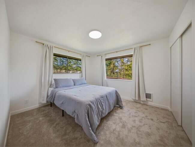 Building Photo - 1366 SE High Ridge Ct