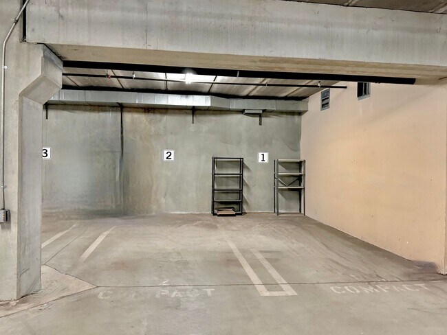 Building Photo - Beautiful Spacious 2 Bedroom/2 Bath Condo