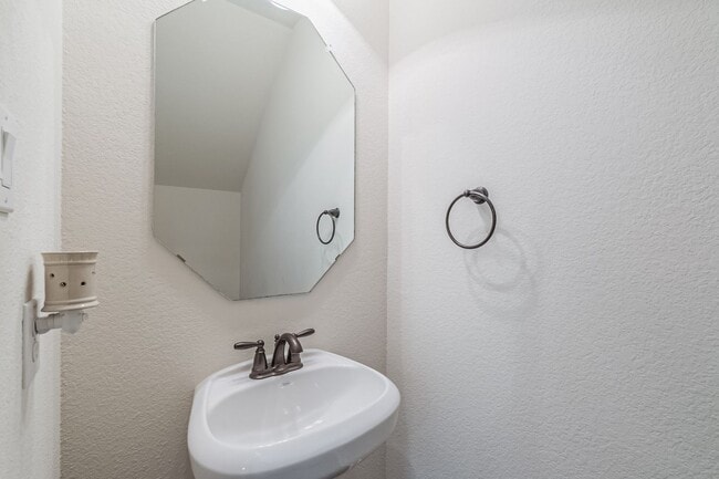 Building Photo - Furnished 3BR 3 Story Townhome