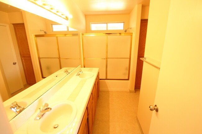 Building Photo - BEAUTIFUL & SPACIOUS HOME