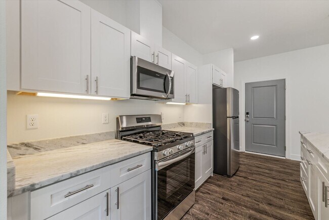 Building Photo - 5/5.5 Townhomes, Built 2024, Walk to stadium! Available August 2026!