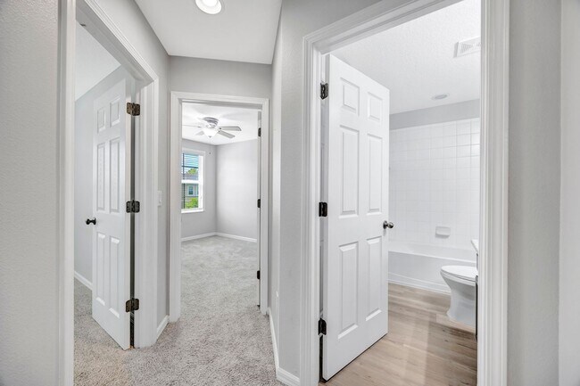 Building Photo - 3 Bedroom 2 Bathroom Townhouse