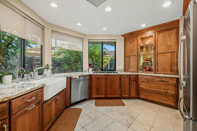 Building Photo - 10 Whittier Ct