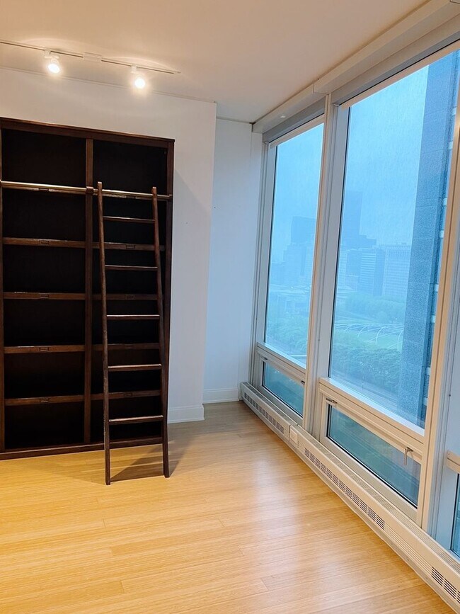 Building Photo - 1244 Square foot, luxury condo in Lakeshor...
