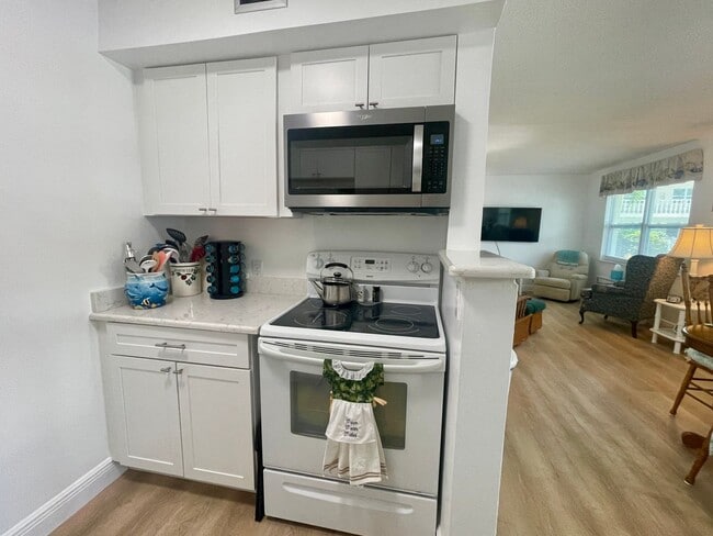 Building Photo - Available Mid October 2025 Fully Furnished...