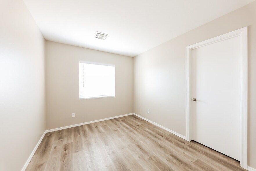 Building Photo - 12430 W Valentine Ave