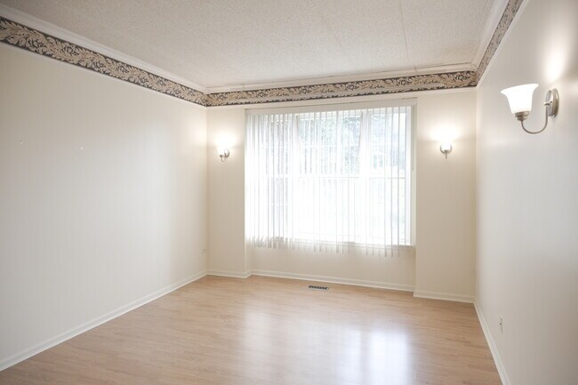 Building Photo - 501 Saddlebrook Ln