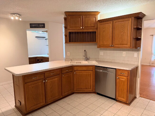 Building Photo - Large Fenced Yard!  Rainbow Woods Home For Rent