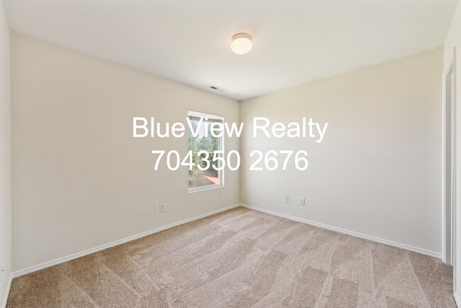 Building Photo - Beutiful 3 bed 2.5 bath with open area